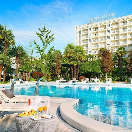 Grand Hotel Trieste & Victoria أبانو تيرمي المظهر الخارجي الصورة The hotel's swimming pool