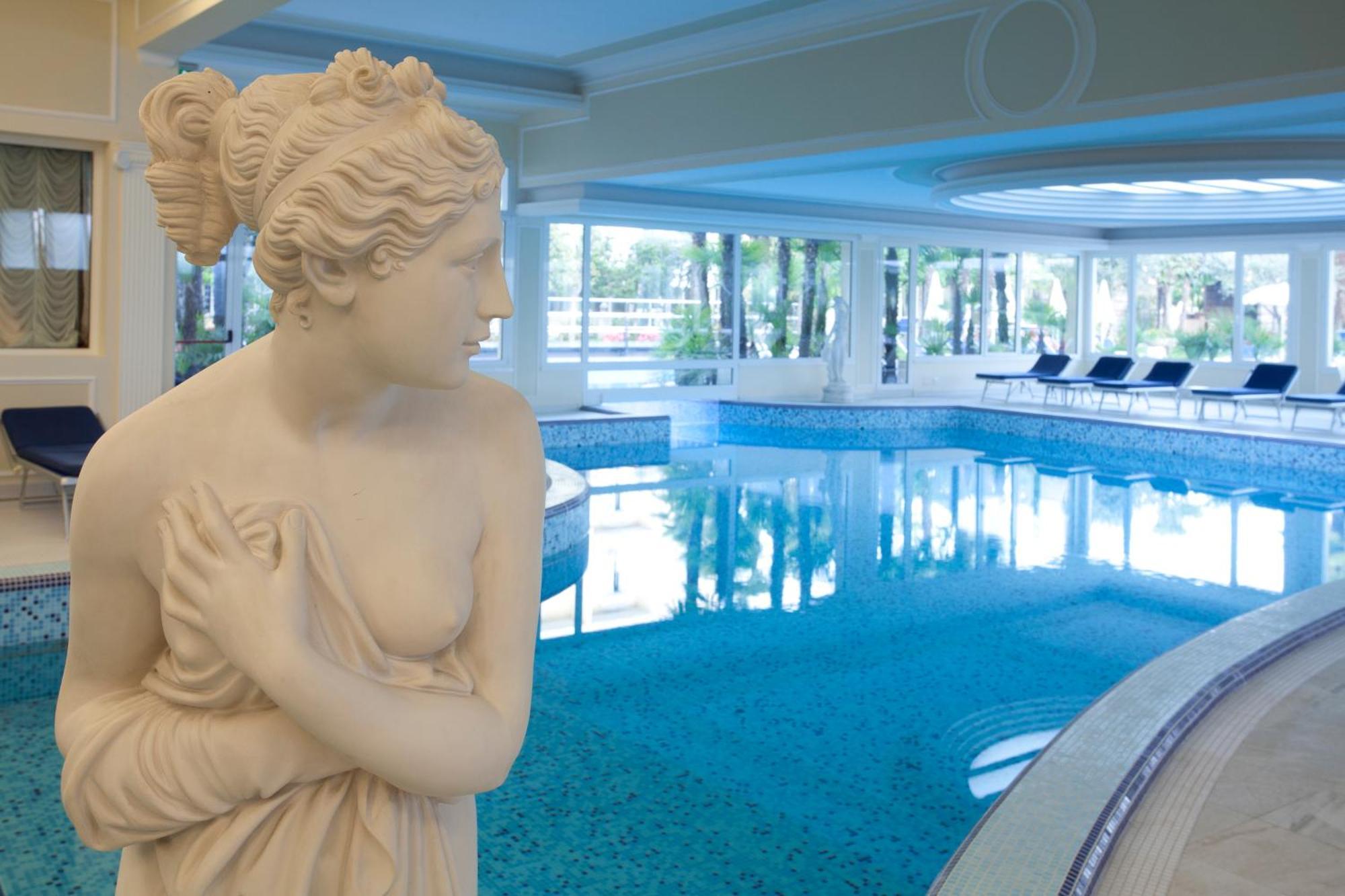 Grand Hotel Trieste & Victoria أبانو تيرمي المظهر الخارجي الصورة The indoor pool at the hotel