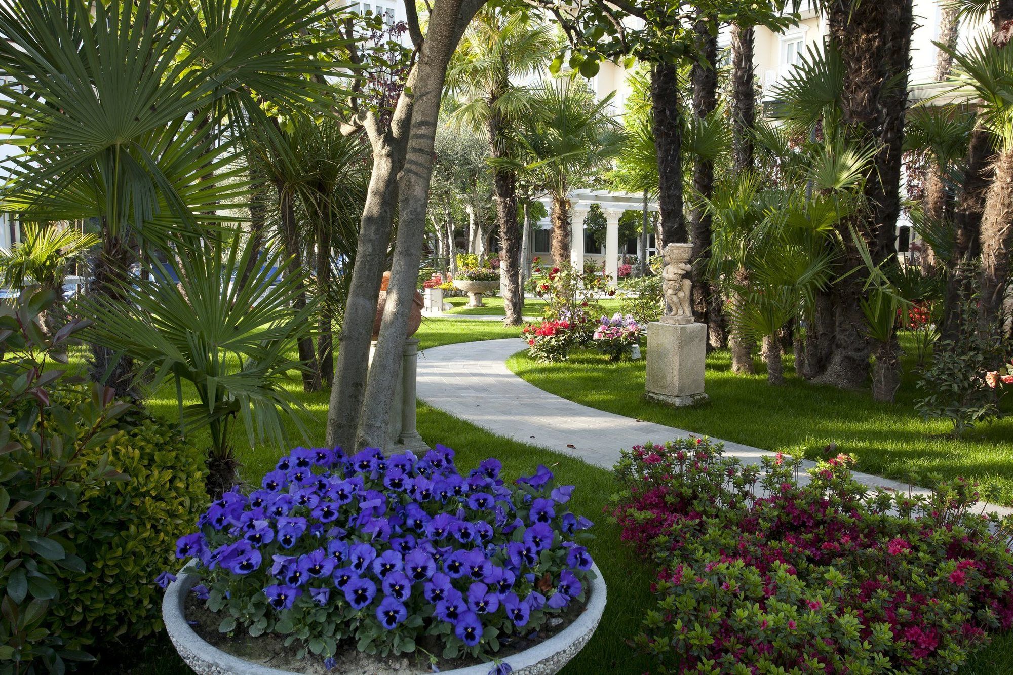 Grand Hotel Trieste & Victoria أبانو تيرمي المظهر الخارجي الصورة The gardens of the hotel