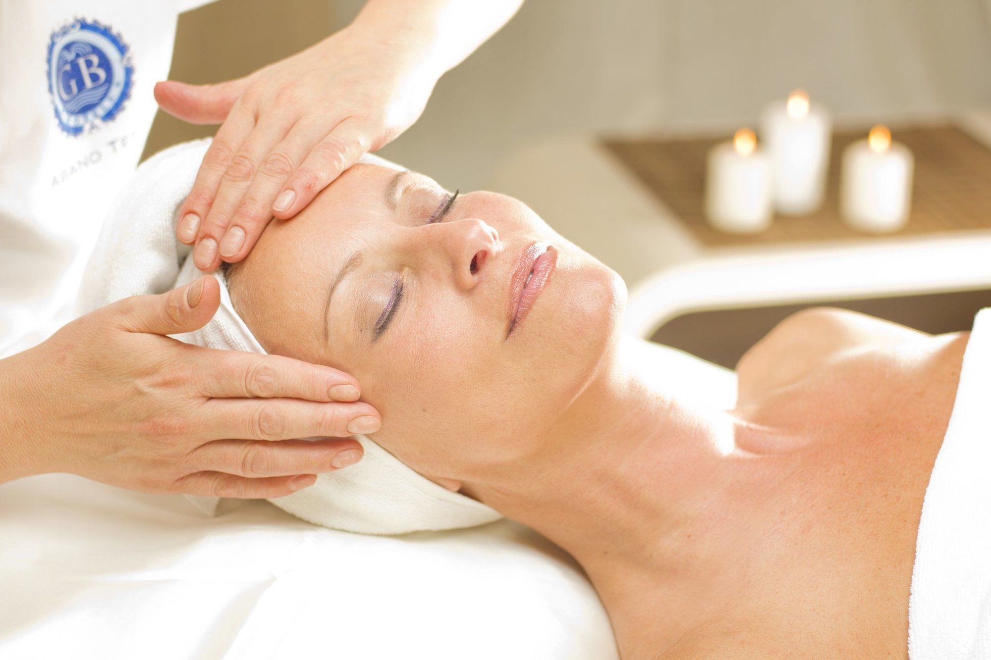Grand Hotel Trieste & Victoria أبانو تيرمي المظهر الخارجي الصورة A woman receiving a facial treatment