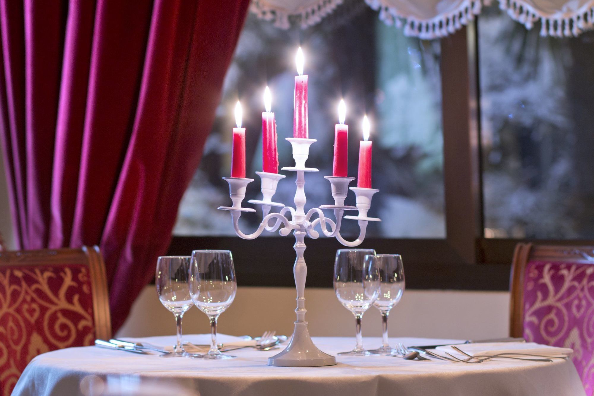 Grand Hotel Trieste & Victoria أبانو تيرمي المطعم الصورة A candelabra with five candle holders