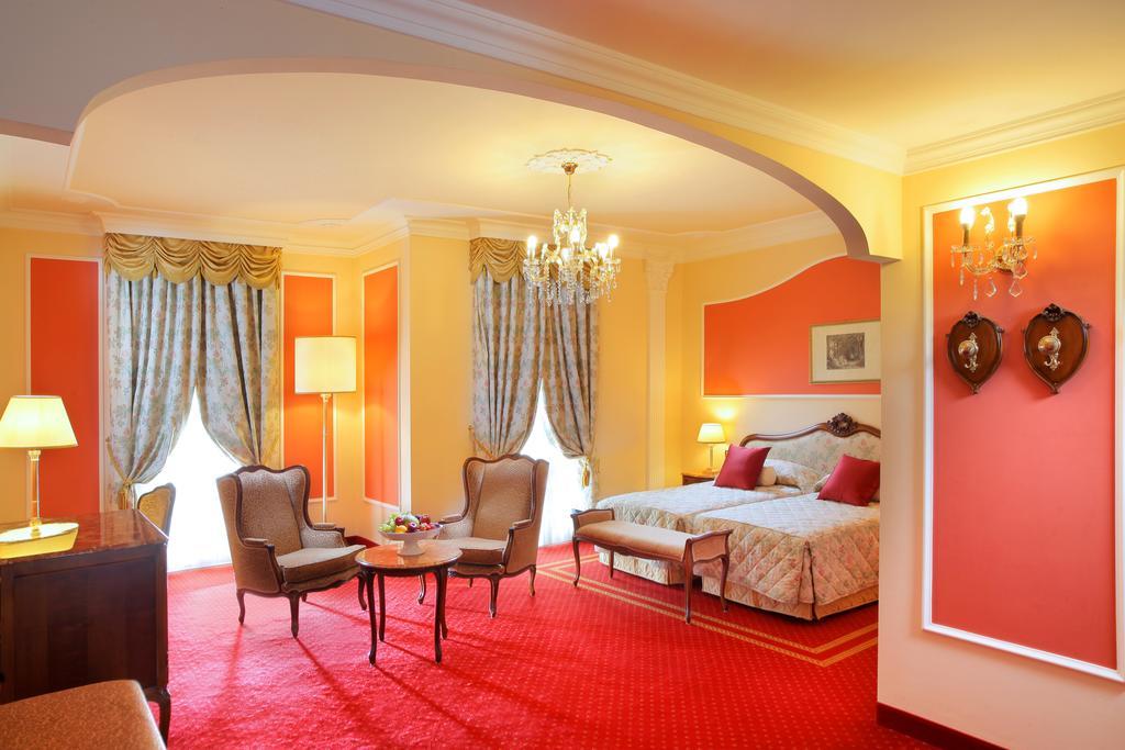 Grand Hotel Trieste & Victoria أبانو تيرمي المظهر الخارجي الصورة A suite at the Hotel de Crillon