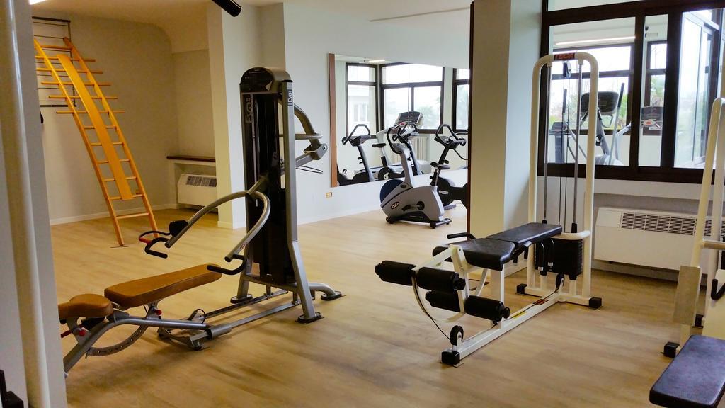 Grand Hotel Trieste & Victoria أبانو تيرمي المظهر الخارجي الصورة A gym in a hotel